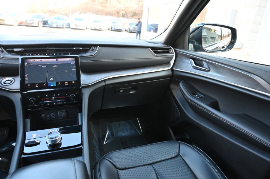Used 2024 Jeep Grand Cherokee L Limited w/ Luxury Tech Group II AWD/4WD image 15