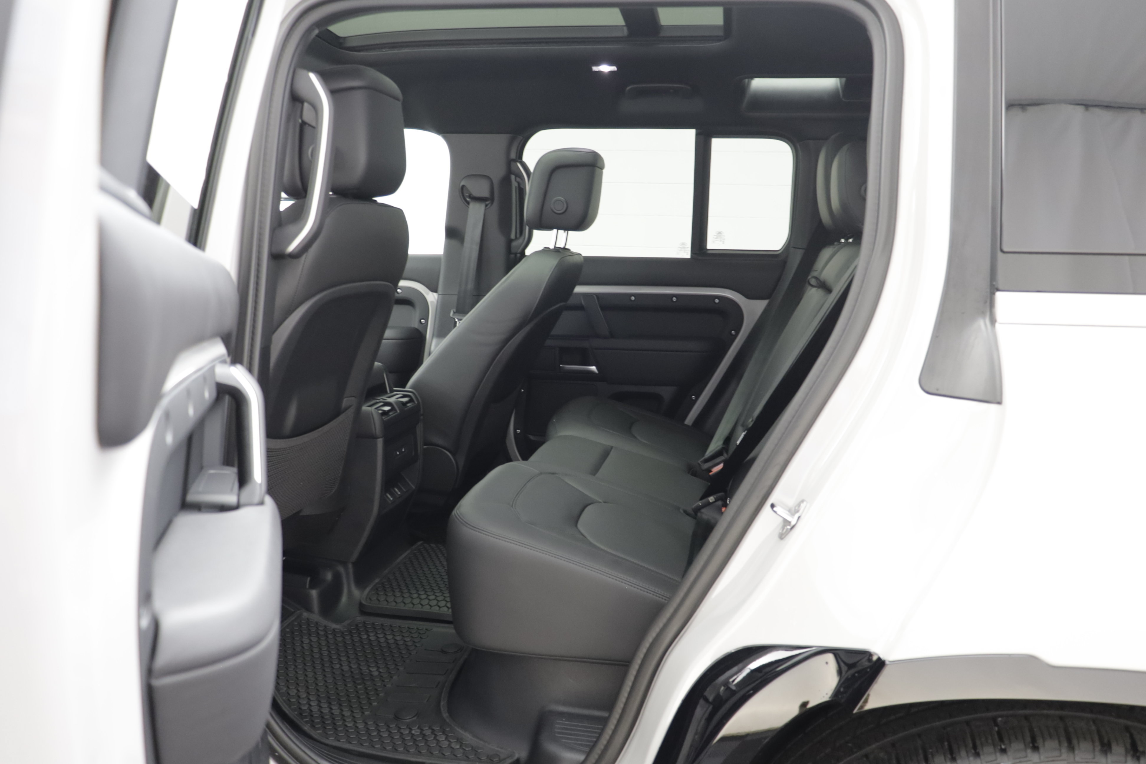 New 2026 Land Rover Defender 110 X-Dynamic SE AWD/4WD image 15