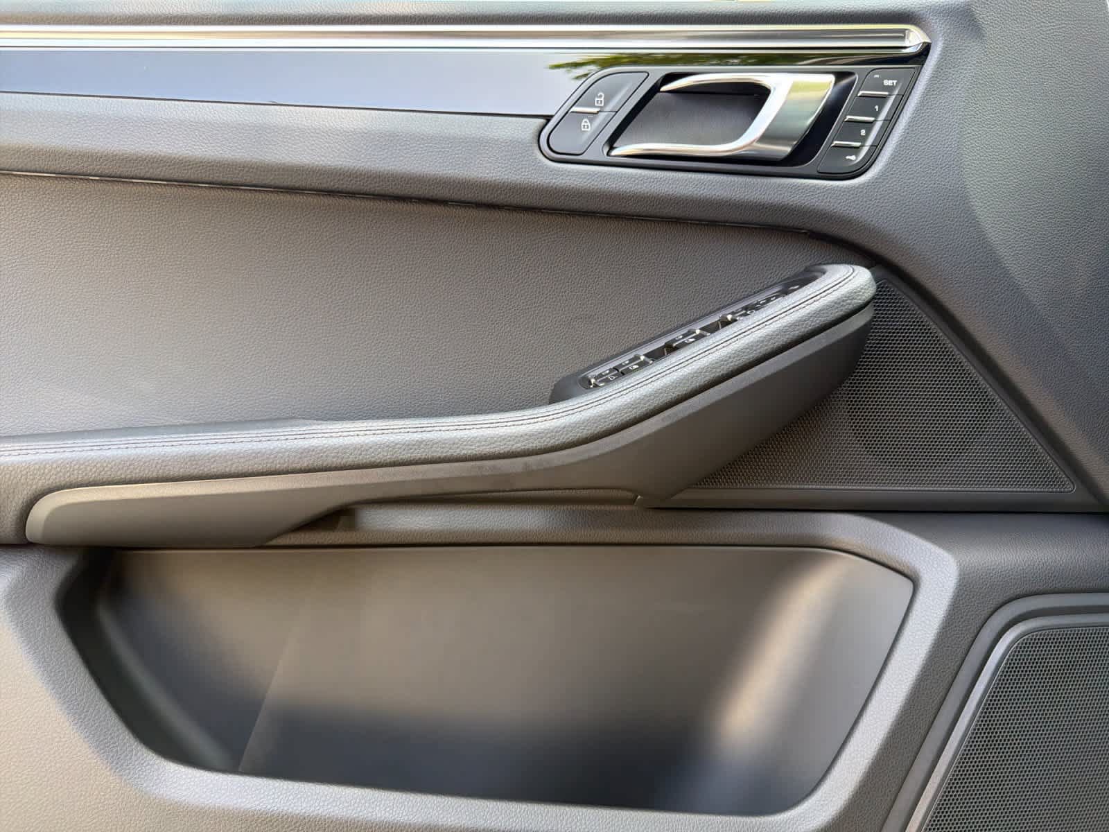 Certified 2025 Porsche Macan AWD/4WD image 12