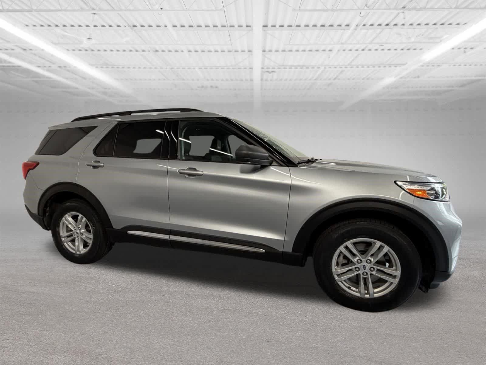 Used 2022 Ford Explorer XLT w/ Equipment Group 202A AWD/4WD image 7