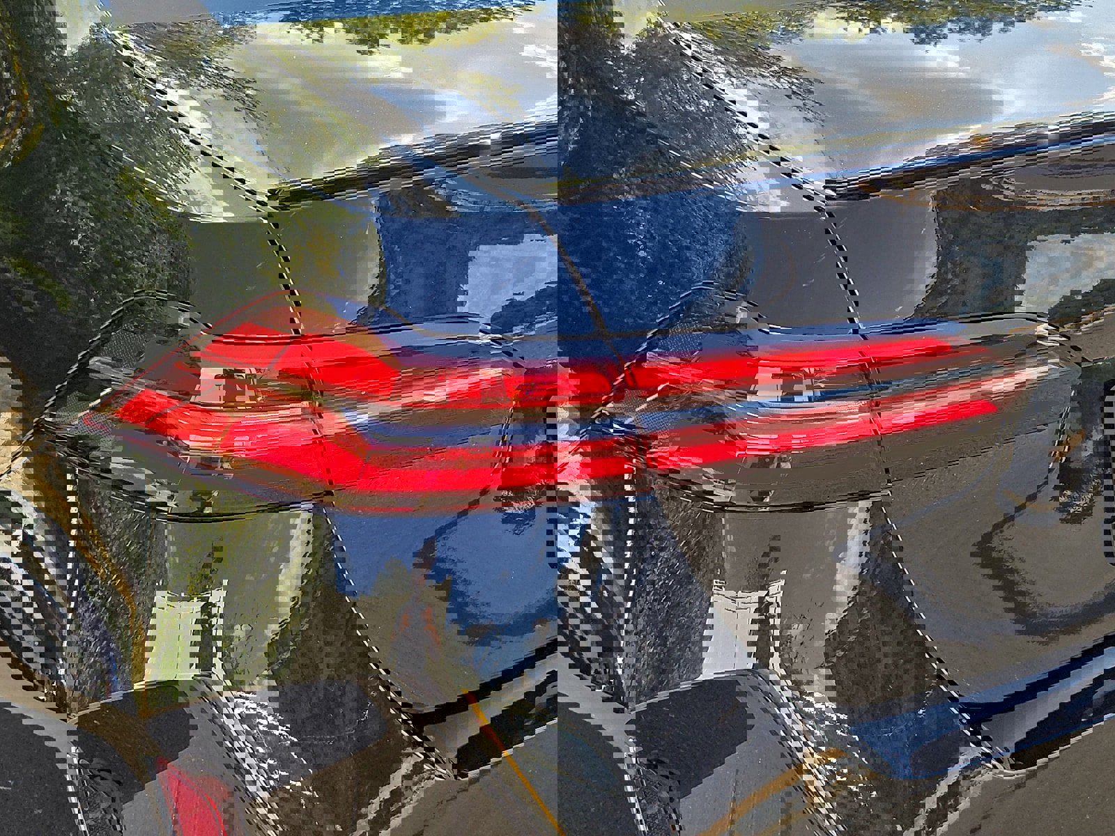 Used 2025 BMW M5 w/ Executive Package image 10