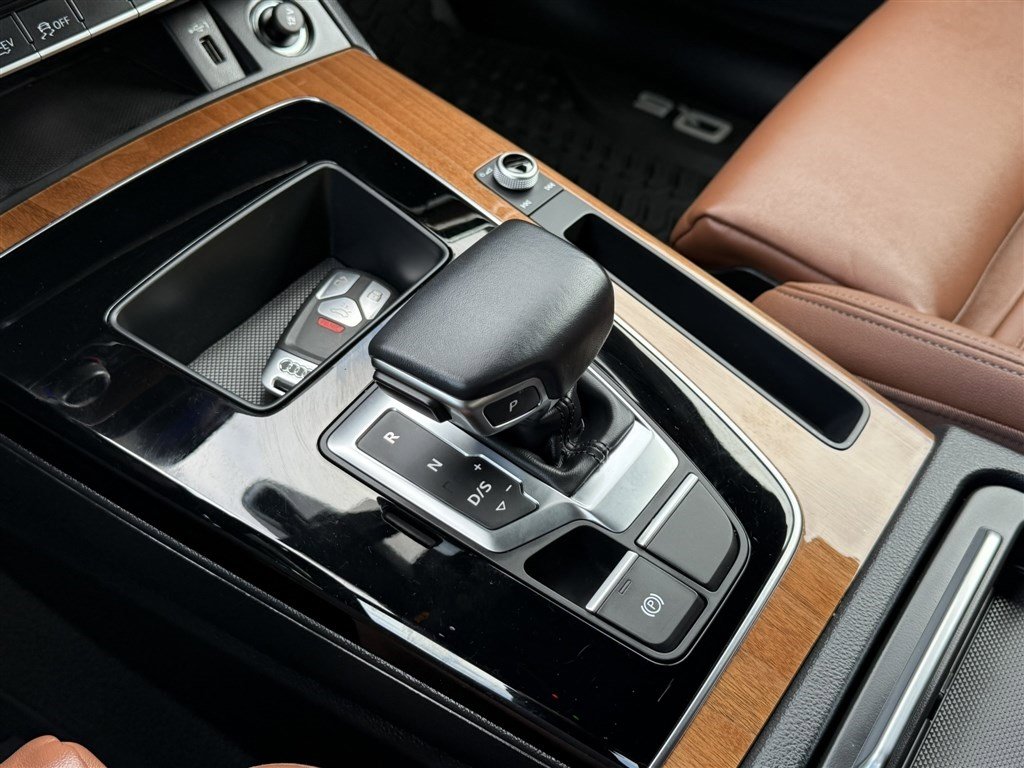 Used 2022 Audi Q5 e Premium w/ Convenience Package image 33