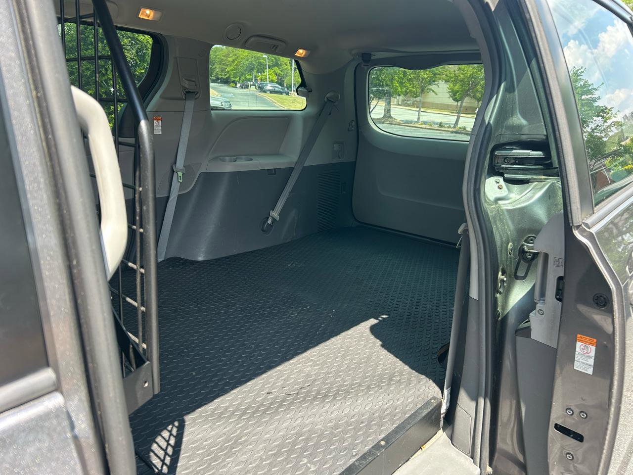 Used 2017 Toyota Sienna L FWD image 15
