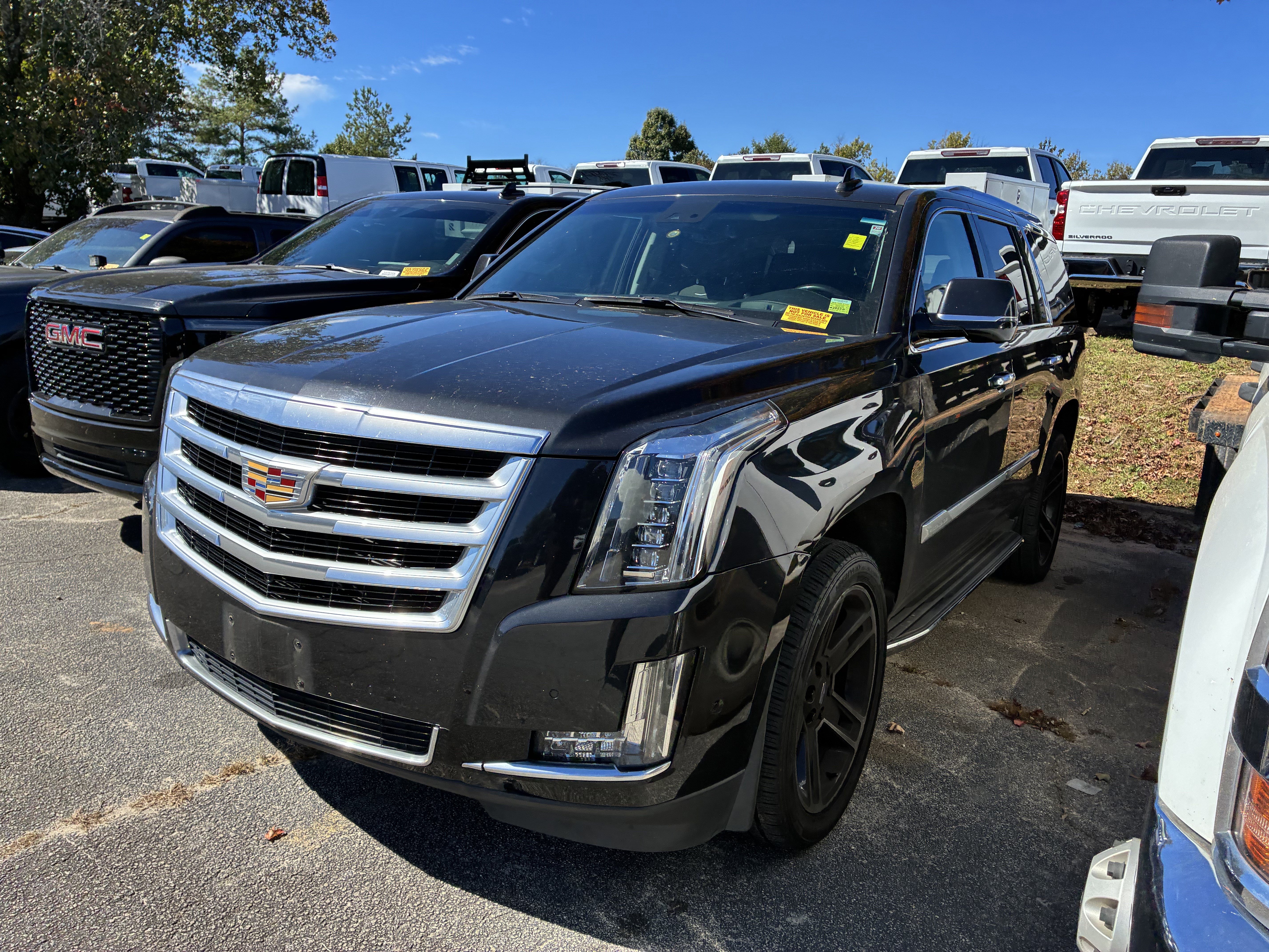Used 2019 Cadillac Escalade Luxury AWD/4WD image 3