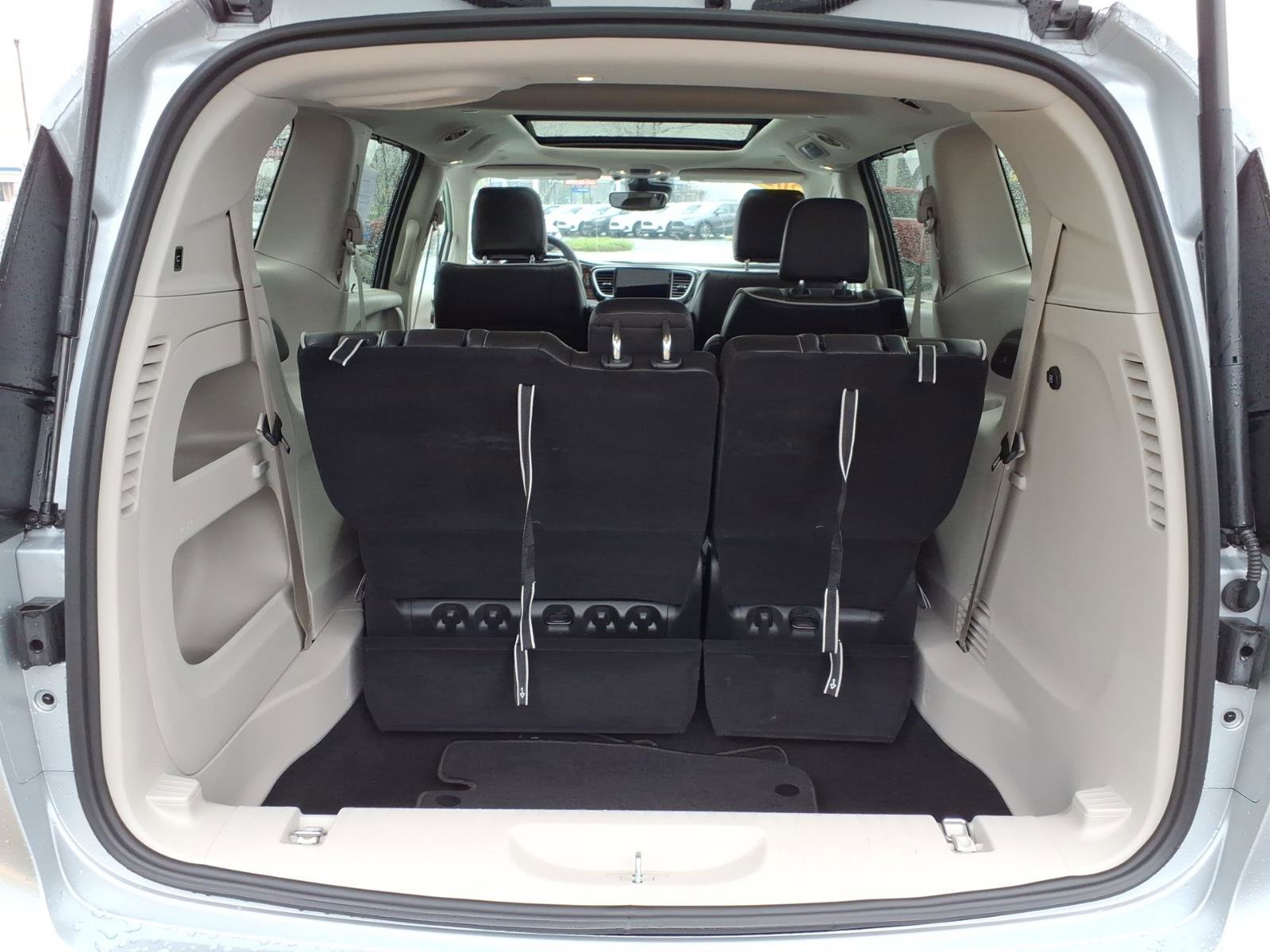 Used 2024 Chrysler Pacifica Limited image 13