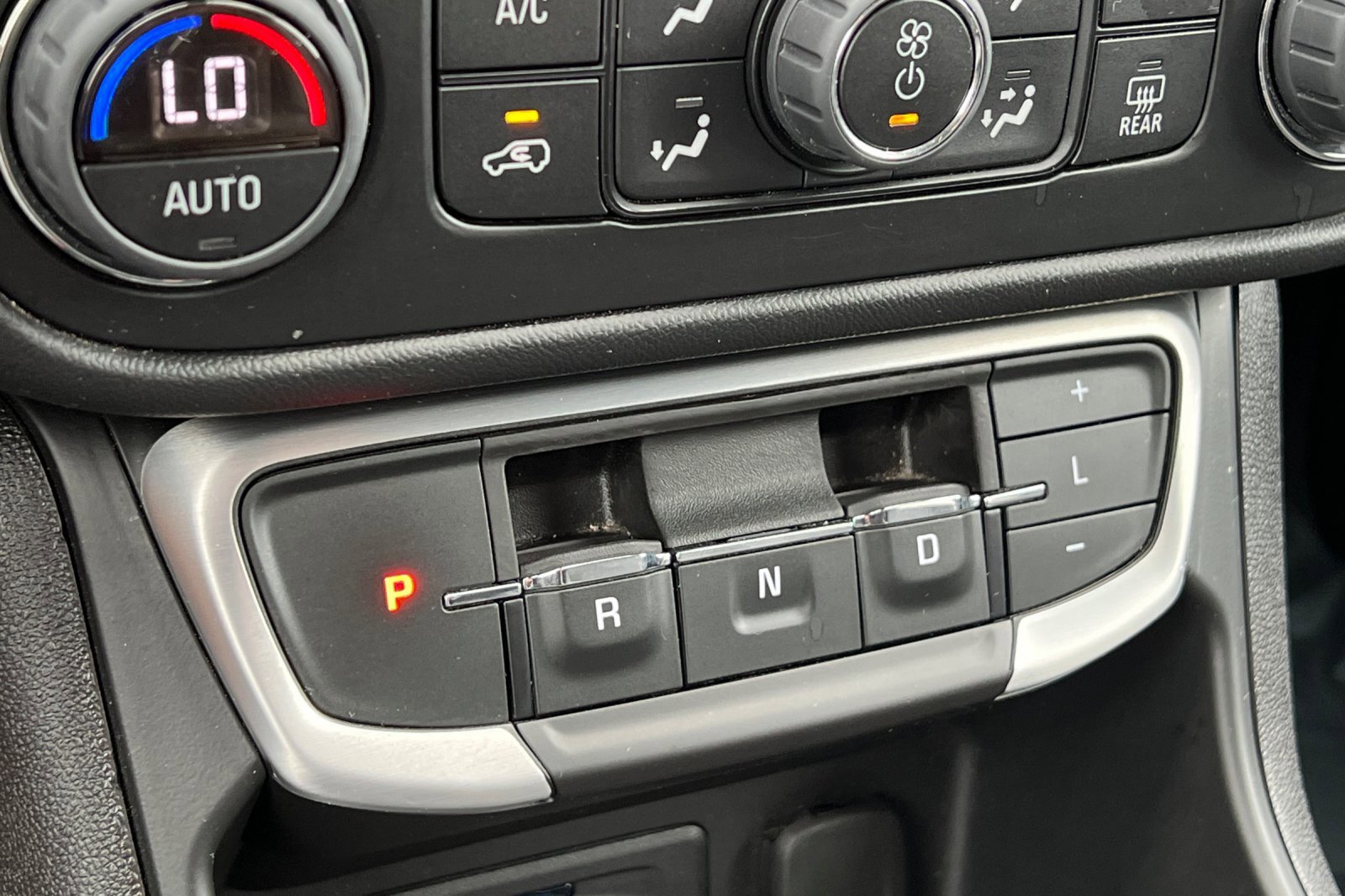 Used 2023 GMC Terrain SLT image 18
