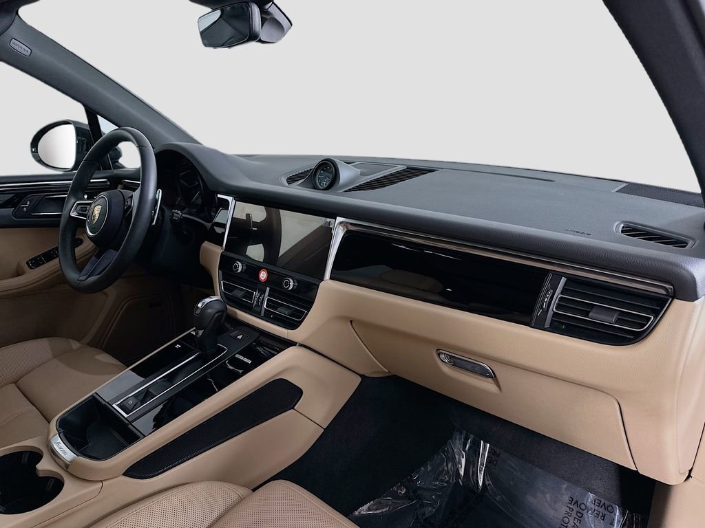 Certified 2025 Porsche Macan image 31
