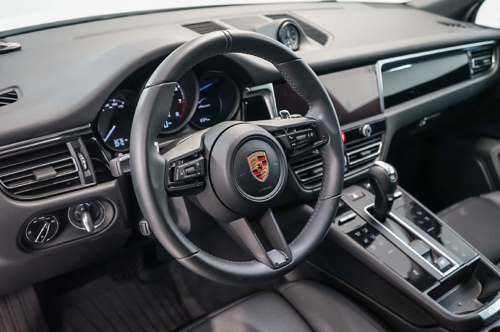 Certified 2026 Porsche Macan AWD/4WD image 4