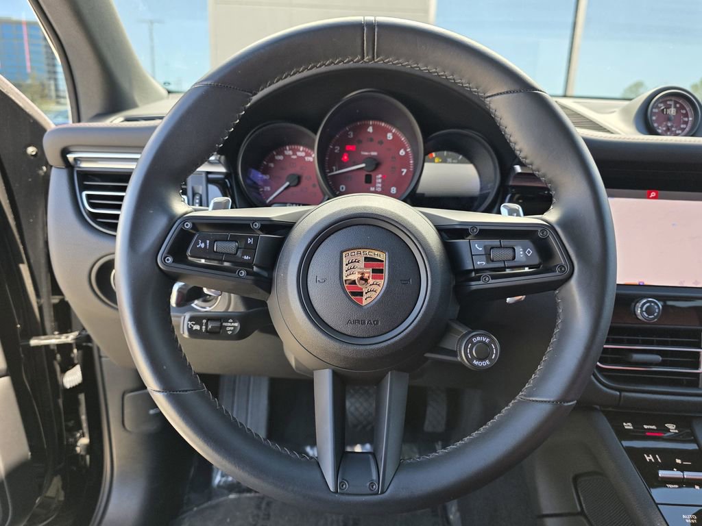 Used 2025 Porsche Macan image 33
