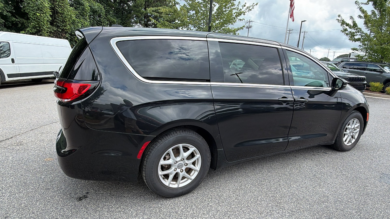 Used 2024 Chrysler Pacifica Touring-L FWD image 8