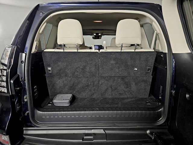 Used 2023 Lexus GX 460 Luxury w/ Sport Design Package AWD/4WD image 30