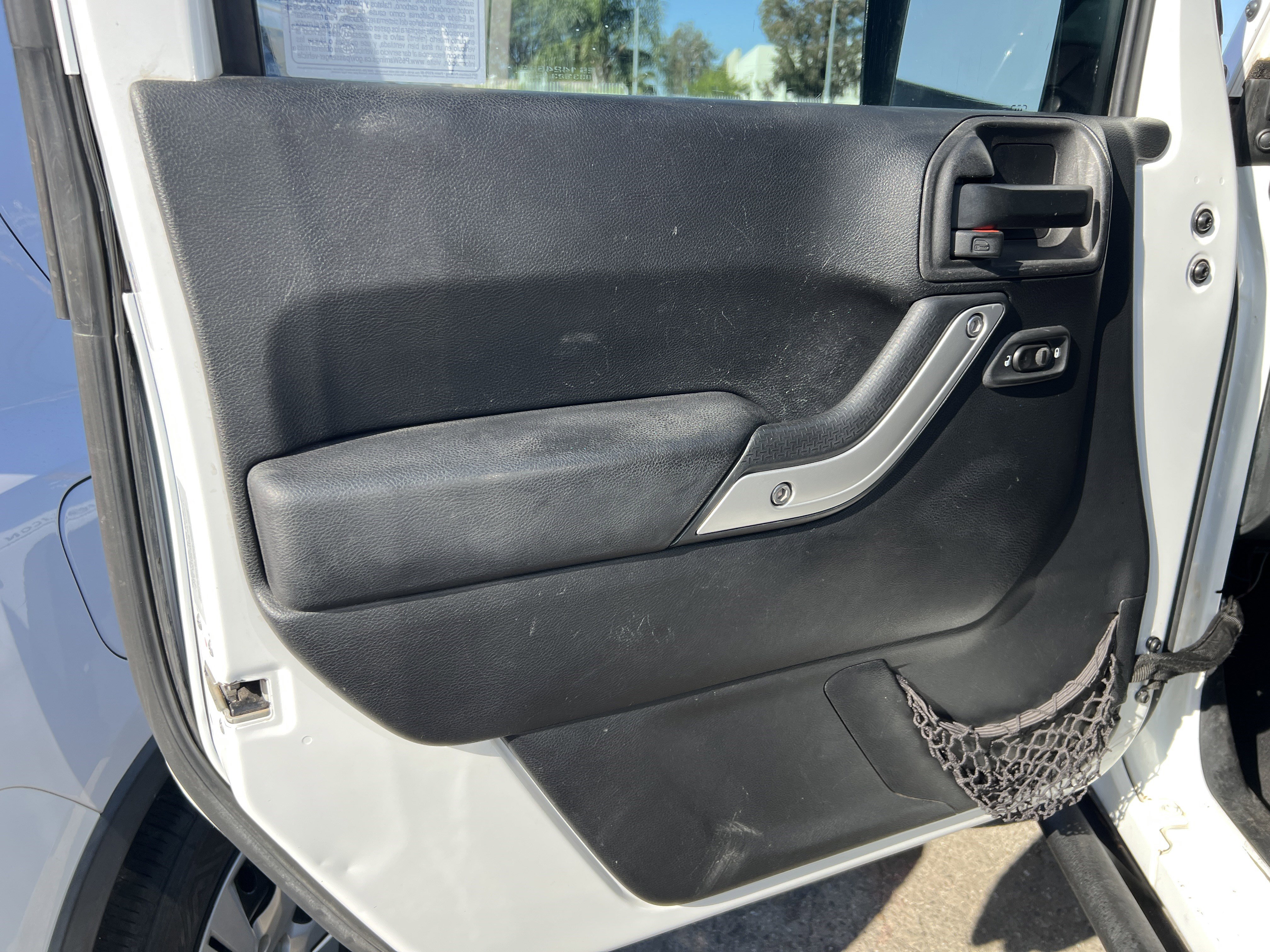 Used 2015 Jeep Wrangler Unlimited Rubicon w/ Connectivity Group AWD/4WD image 13