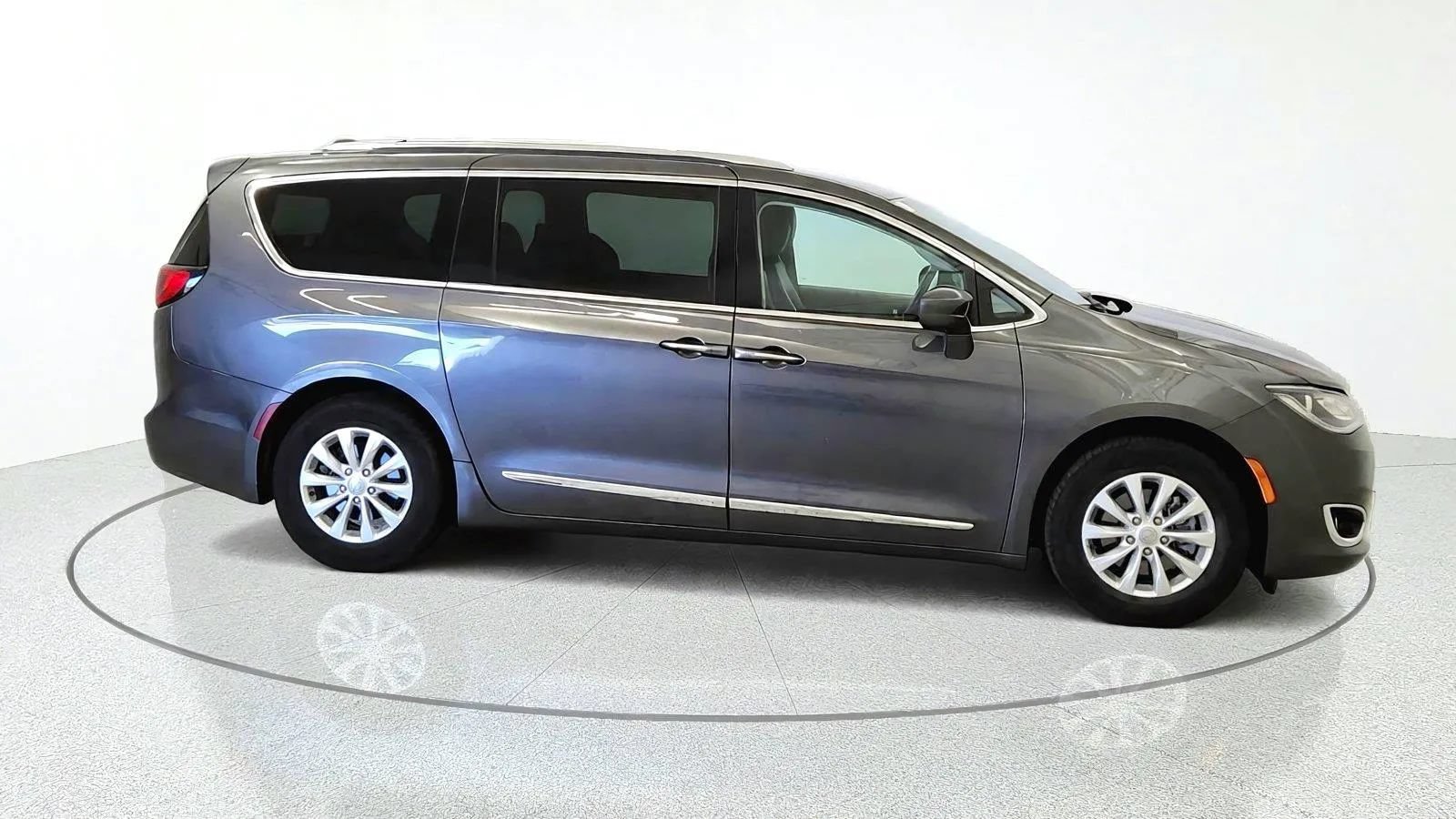 Used 2019 Chrysler Pacifica Touring-L FWD image 10