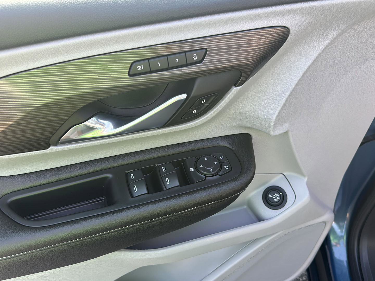 Used 2024 GMC Terrain SLT w/ Tech Package image 11