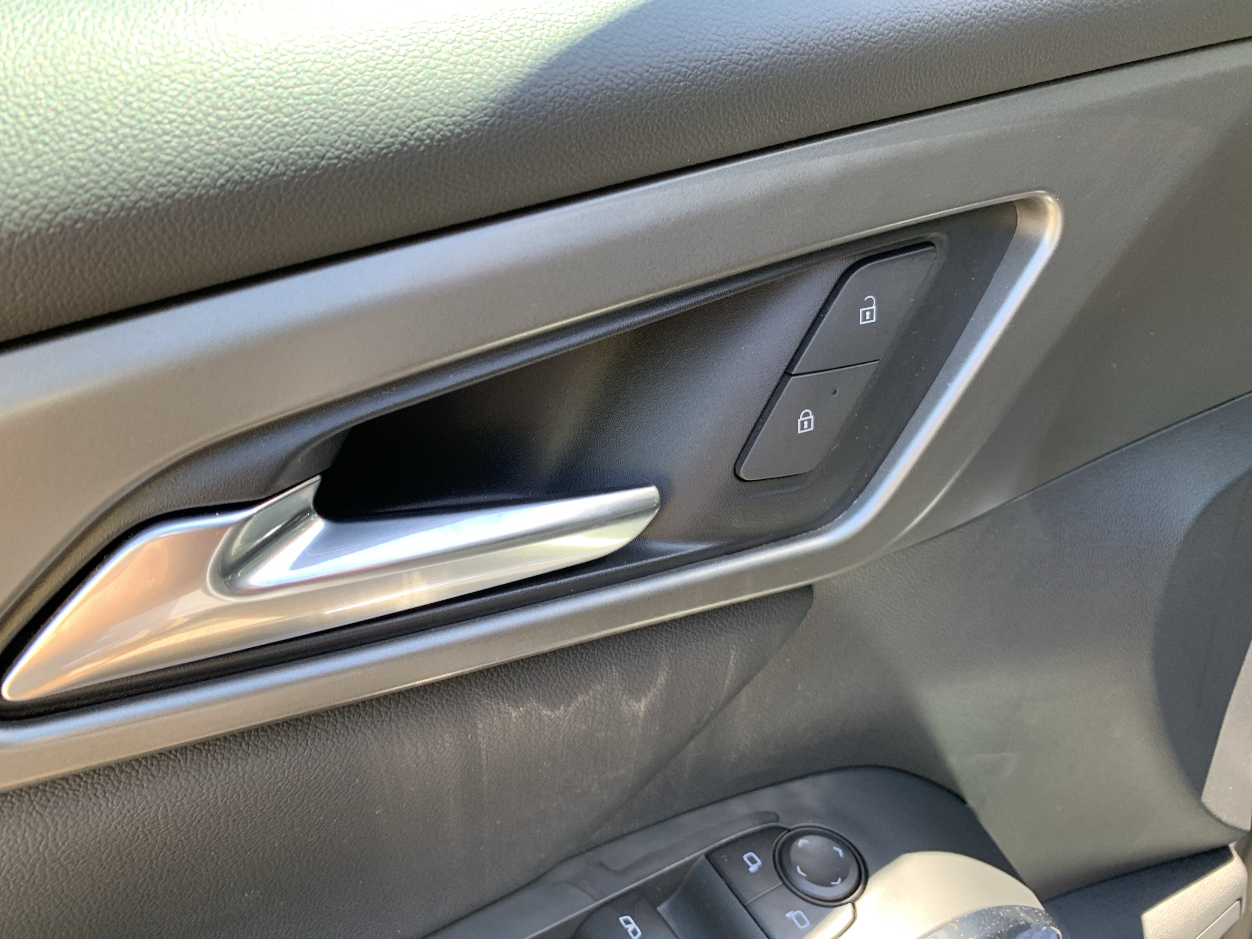 Used 2025 Chevrolet Traverse LT w/ Sun and Wheel Package FWD image 8