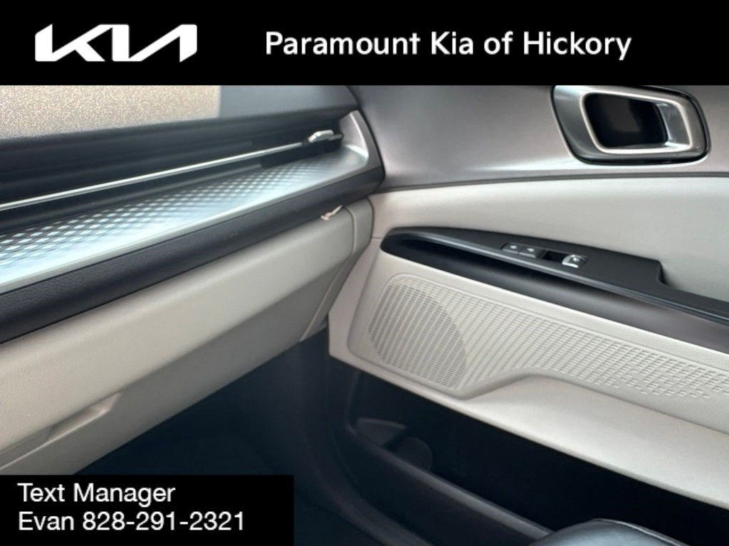 Used 2024 Kia Carnival LX FWD image 32