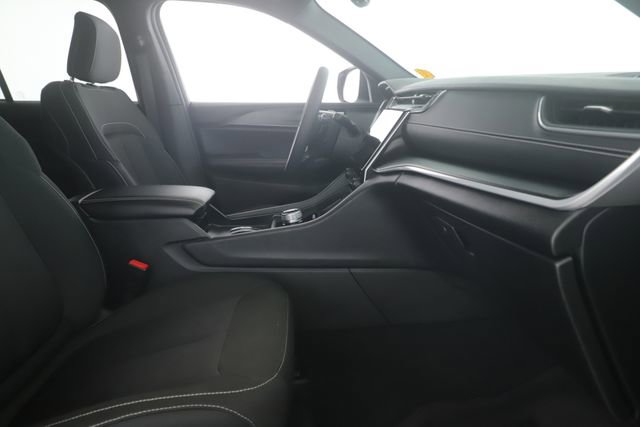 Used 2024 Jeep Grand Cherokee Laredo image 28