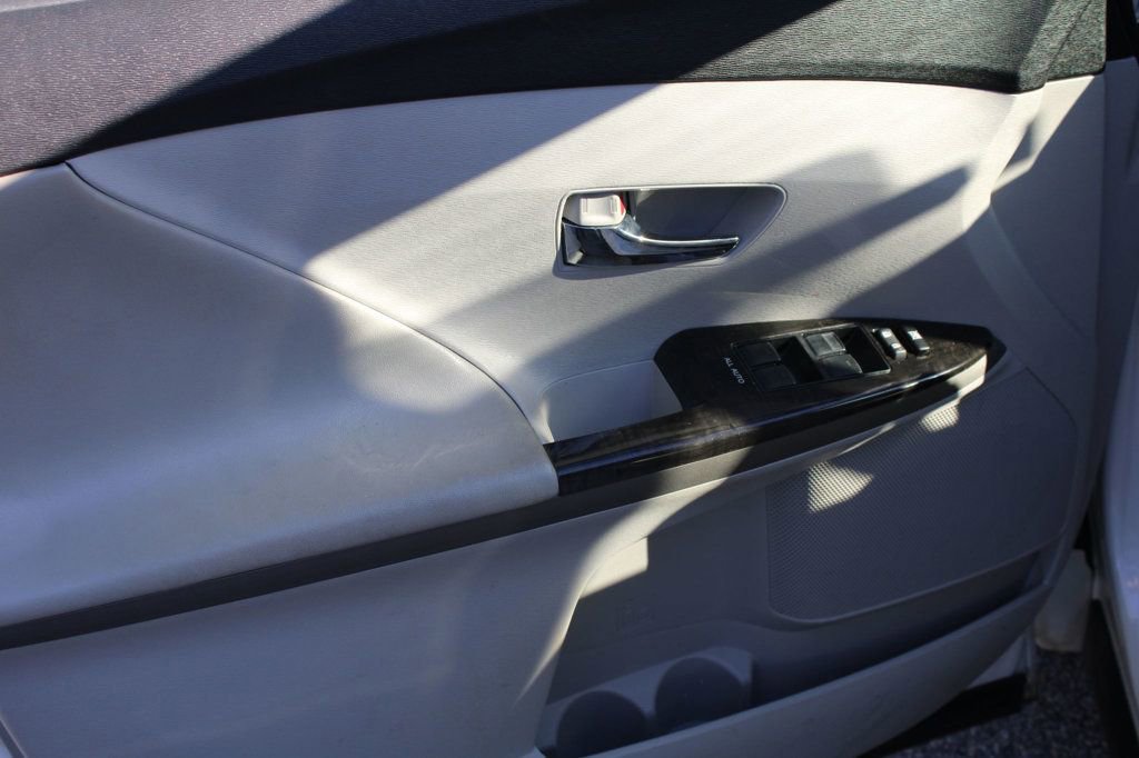 Used 2013 Toyota Venza XLE image 16