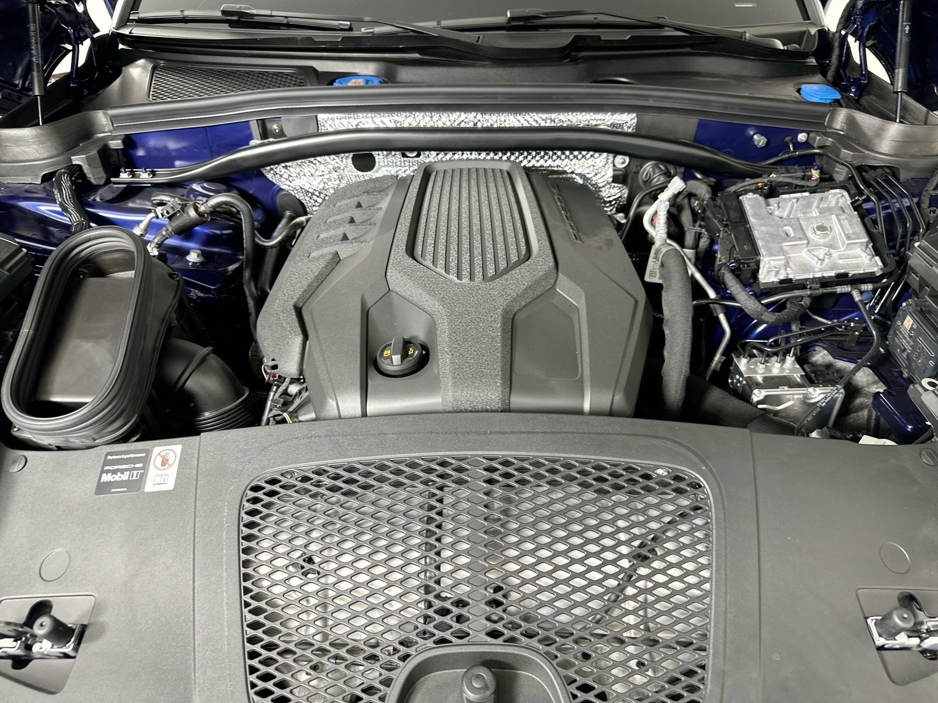 Certified 2025 Porsche Macan image 38