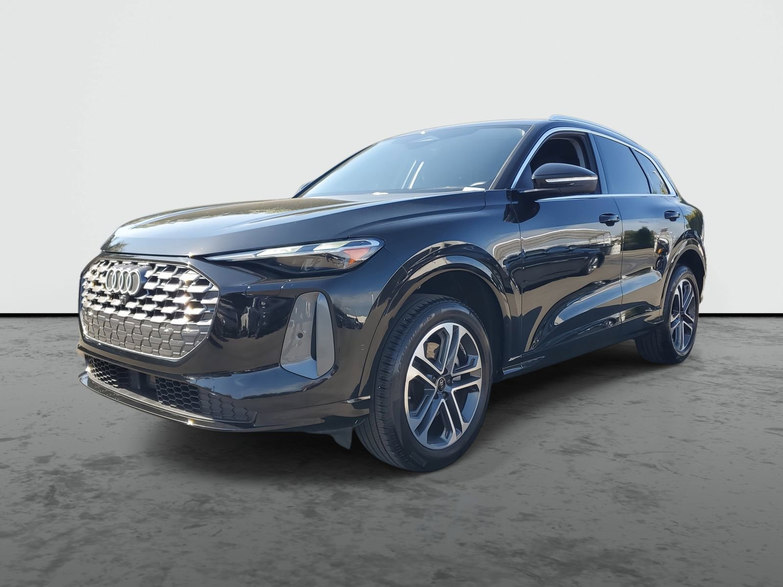 Used 2025 Audi Q5 Premium w/ Convenience Package image 2