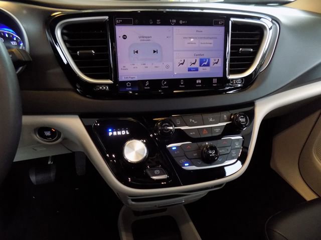 Used 2024 Chrysler Pacifica Touring-L image 14