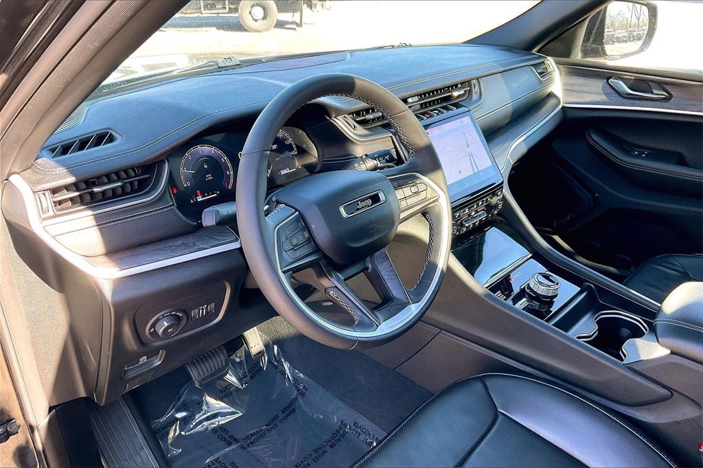 Used 2024 Jeep Grand Cherokee L Limited w/ Luxury Tech Group II image 13