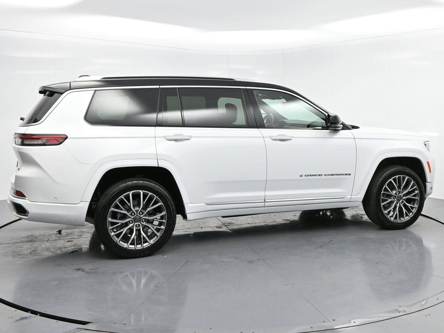 Used 2023 Jeep Grand Cherokee L Summit image 8