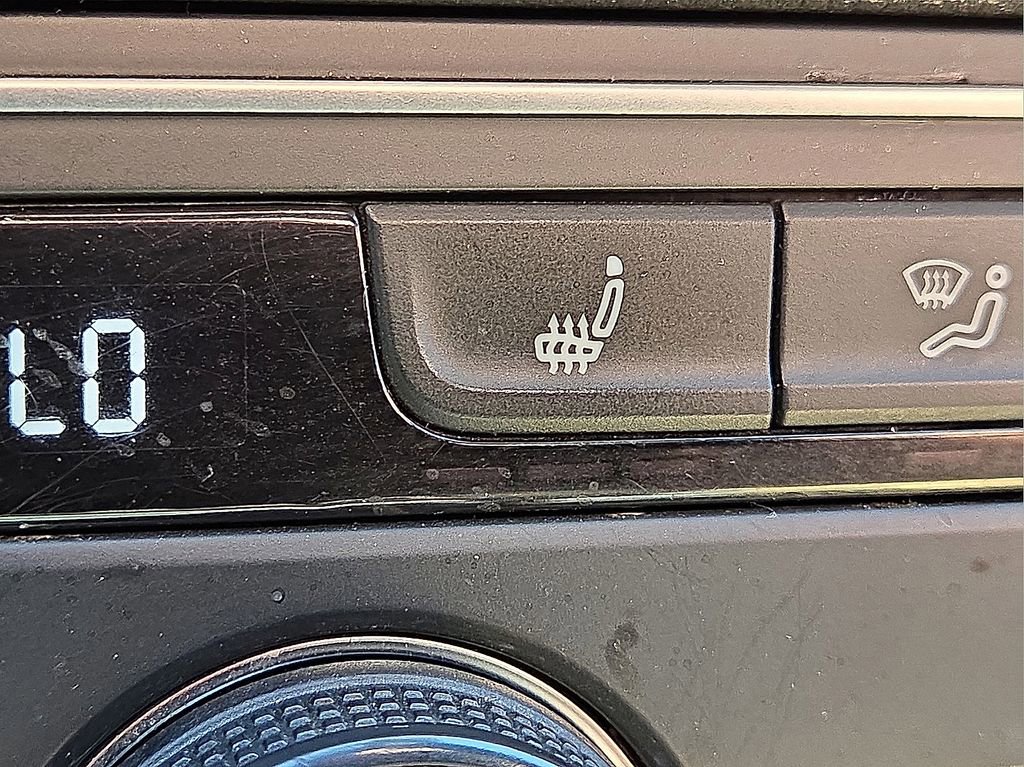 Used 2021 Volkswagen Atlas Cross Sport SE image 26