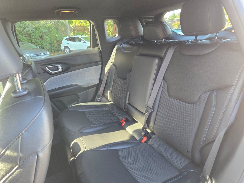 Used 2025 Jeep Compass Latitude AWD/4WD image 18