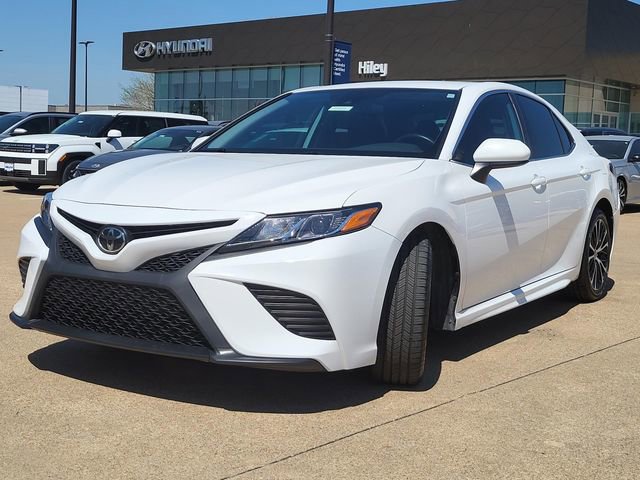 Used 2020 Toyota Camry SE w/ Carpet Mat Package image 2