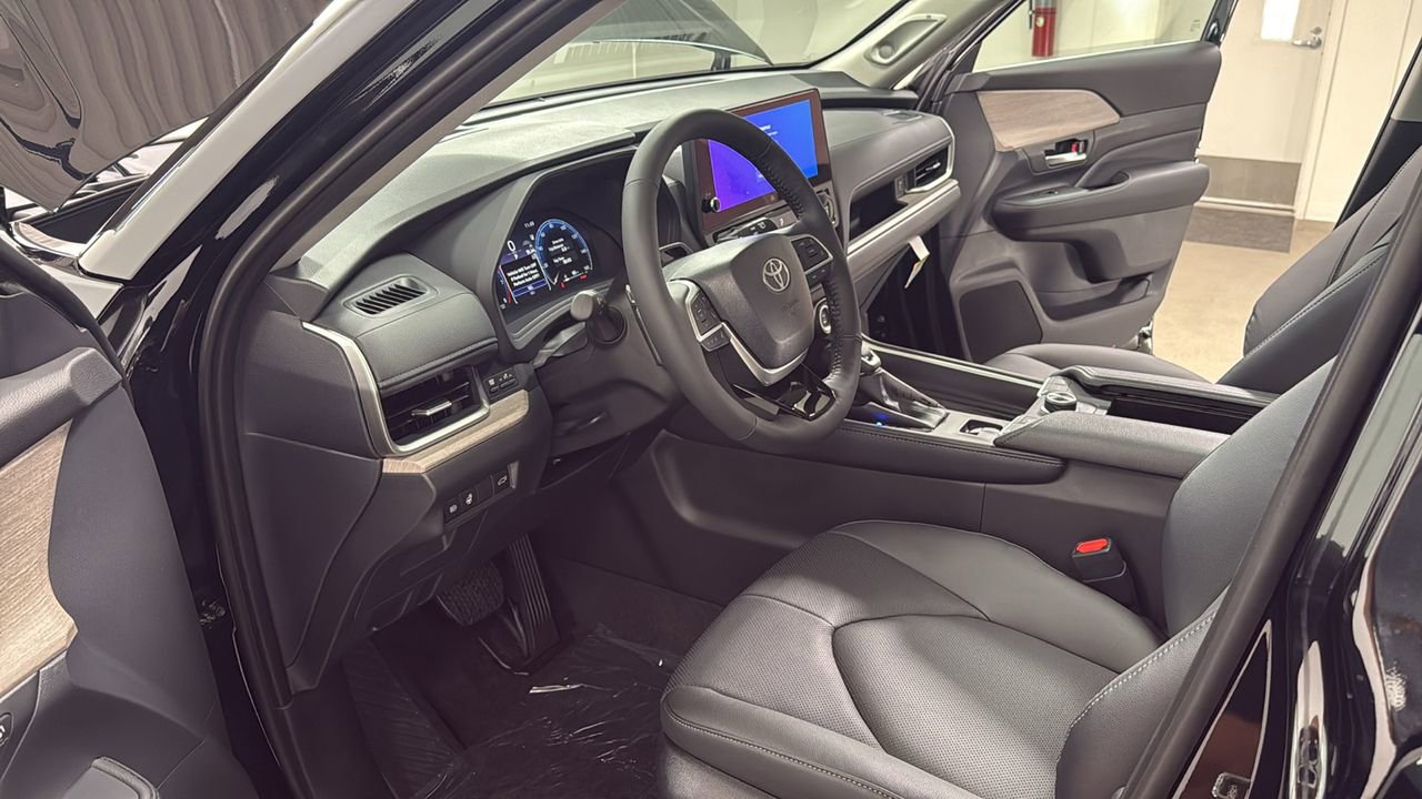 New 2025 Toyota Grand Highlander Platinum image 12