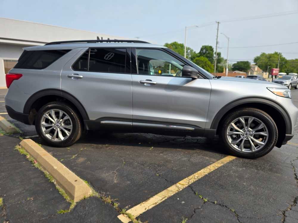 Used 2022 Ford Explorer XLT w/ Equipment Group 202A image 4
