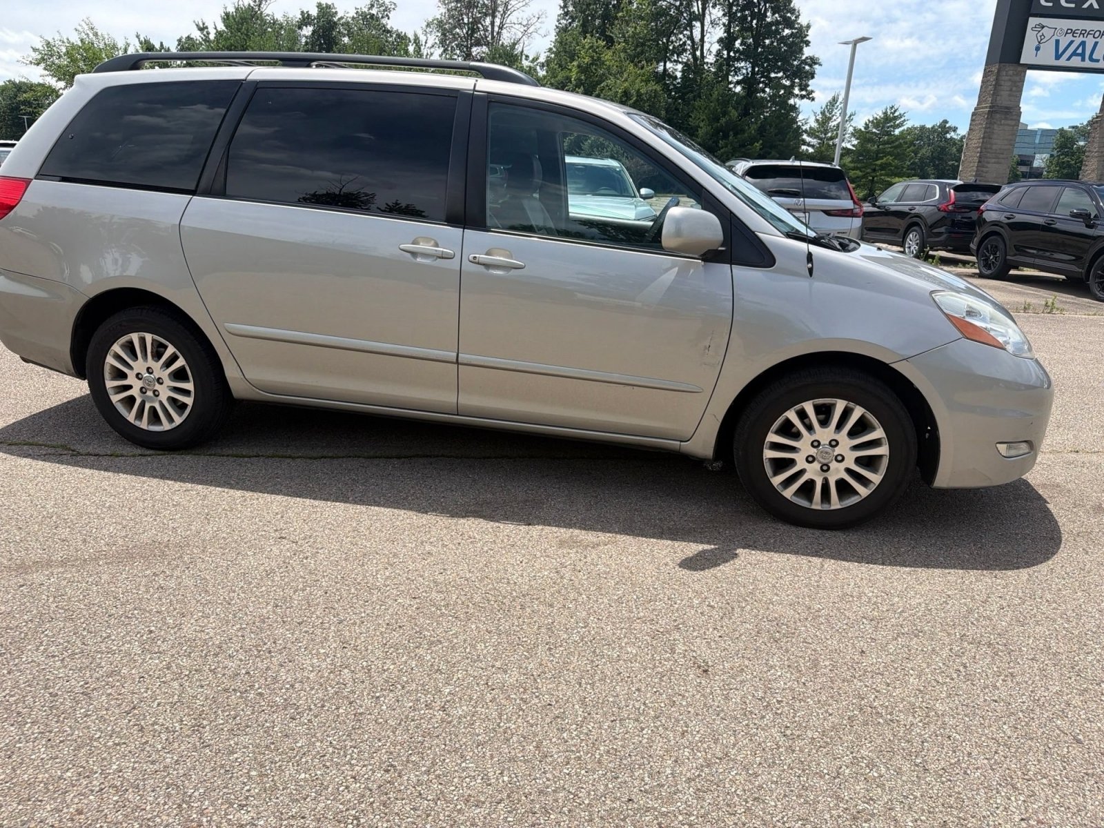 Used 2010 Toyota Sienna XLE FWD image 9