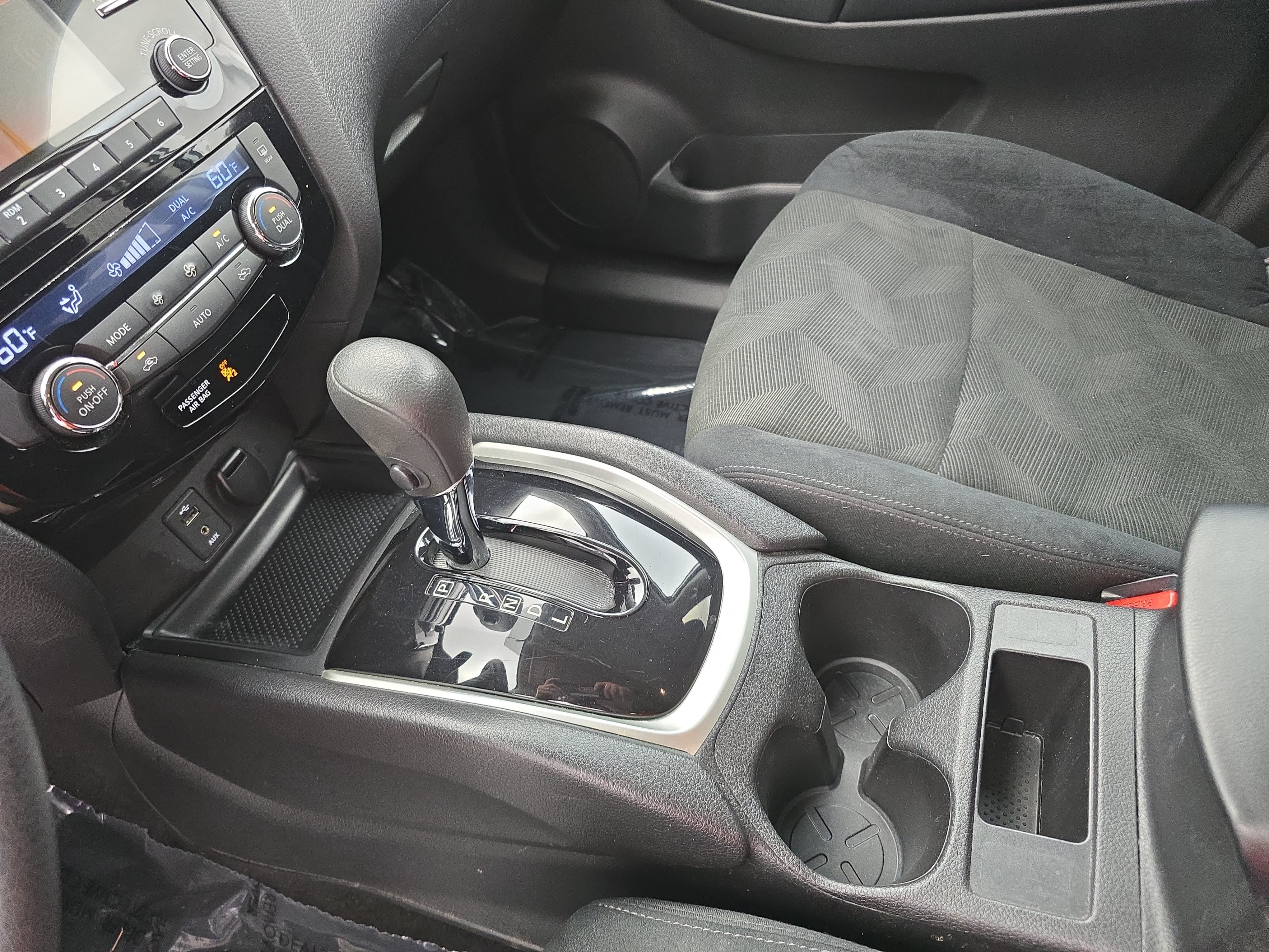 Used 2015 Nissan Rogue SV FWD image 23