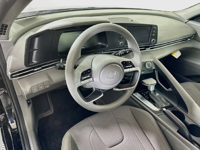 Certified 2025 Hyundai Elantra SE FWD image 11