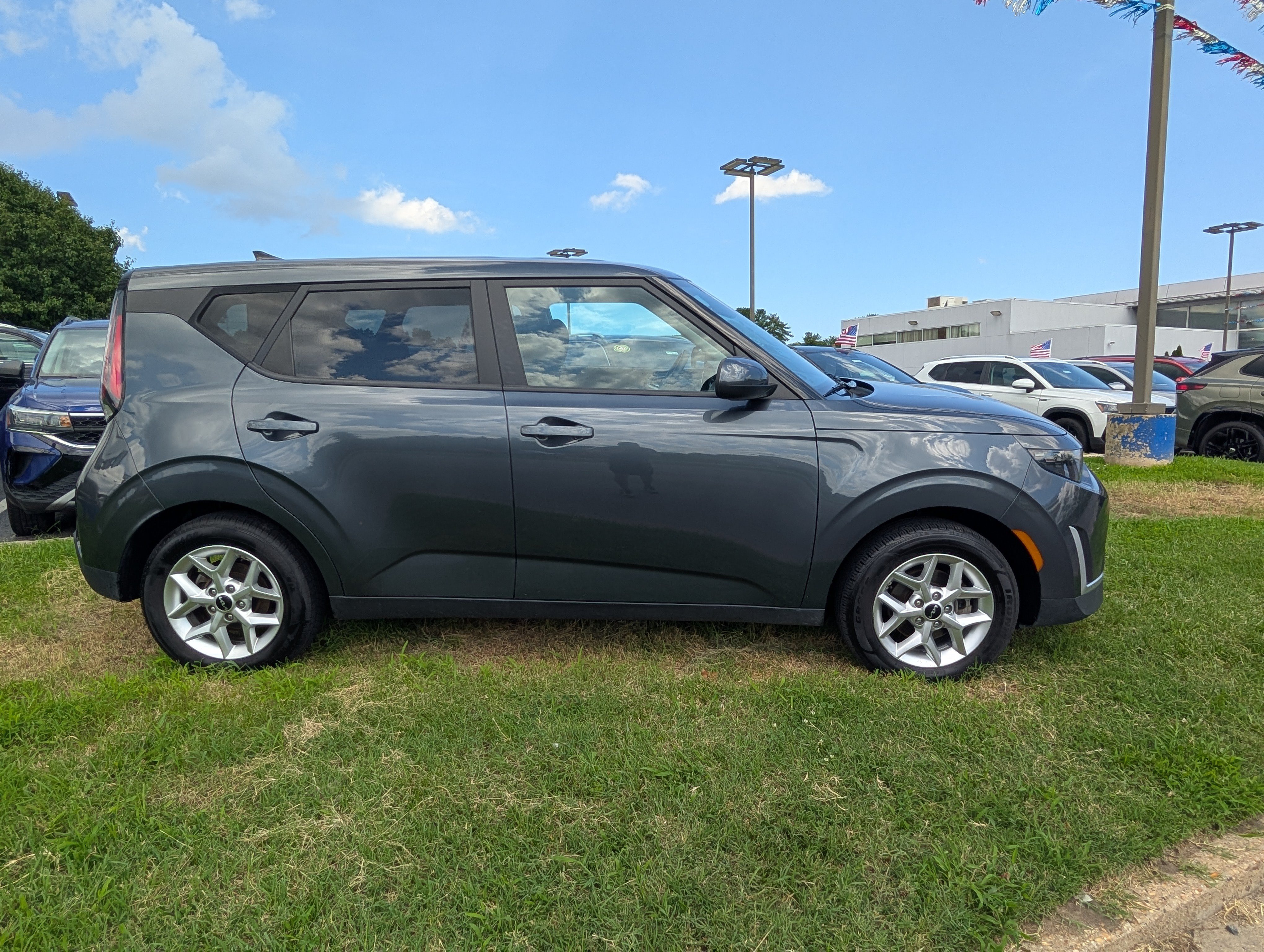 Used 2024 Kia Soul LX w/ Option Group 015 FWD image 2