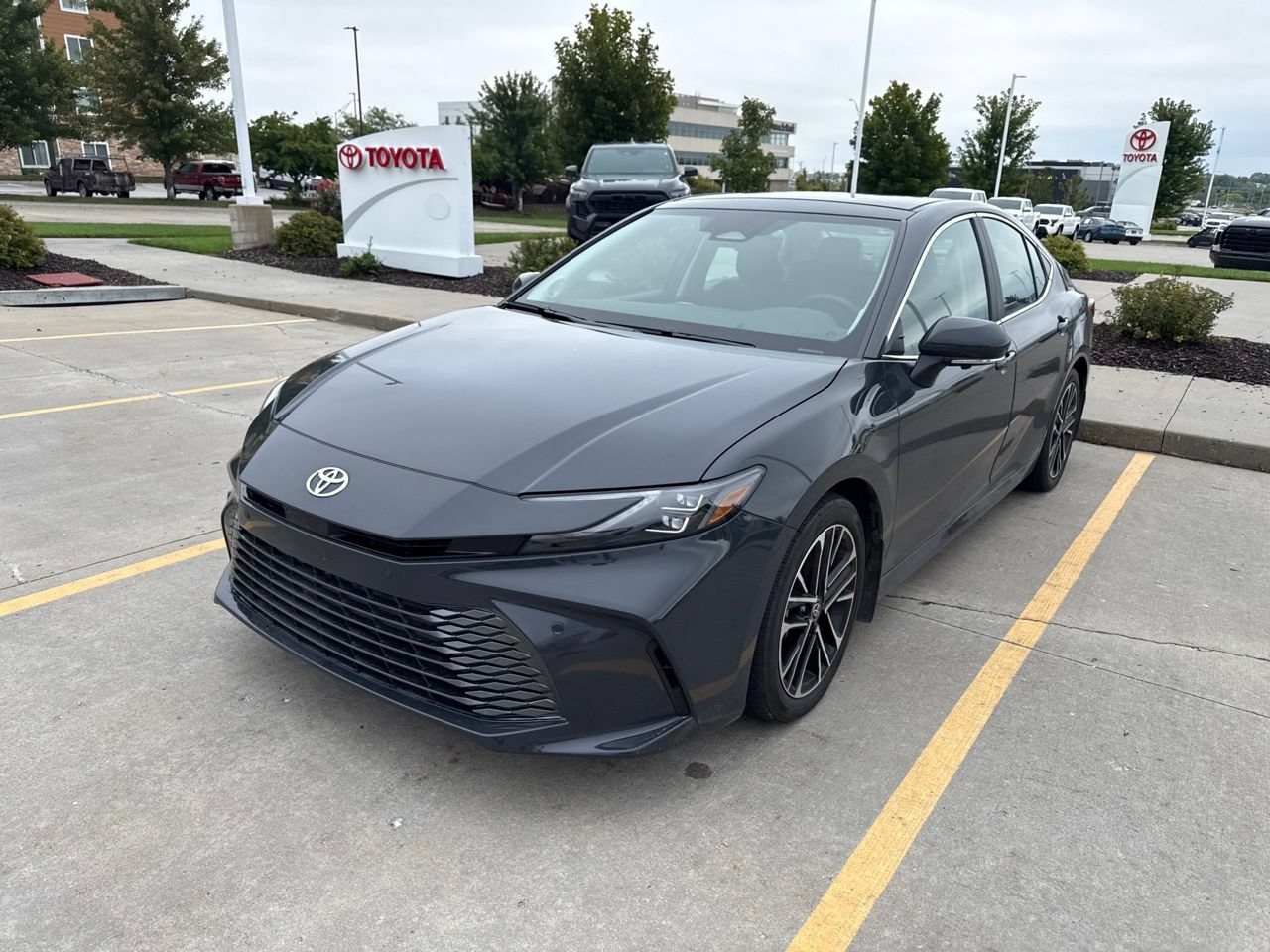 Used 2025 Toyota Camry XLE w/ Premium Plus Package FWD image 2