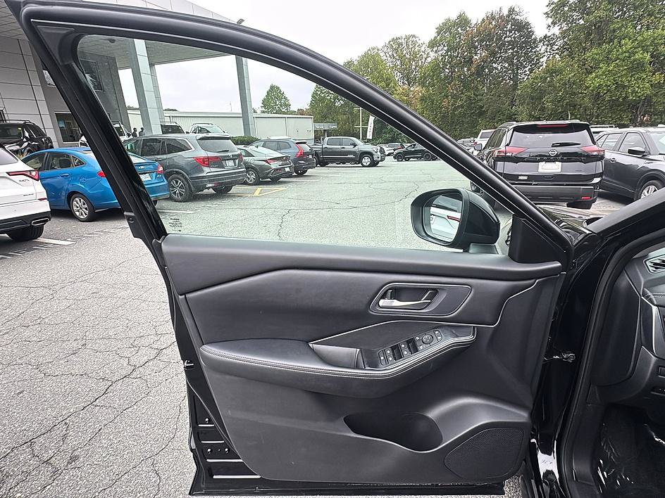 Certified 2025 Nissan Rogue SV AWD/4WD image 17