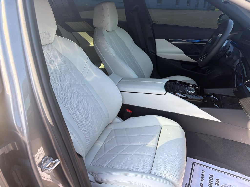 Used 2026 BMW 550e xDrive w/ Executive Package AWD/4WD image 15