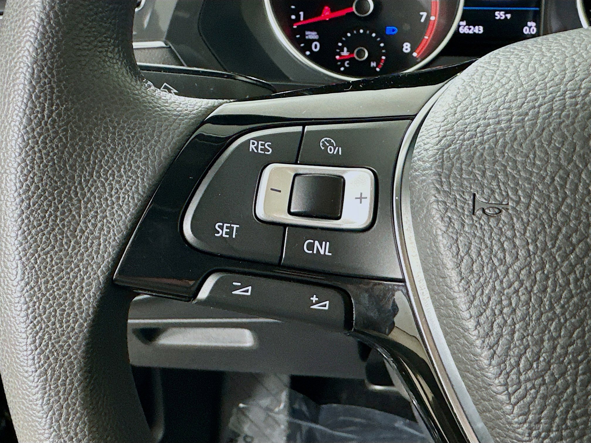 Used 2018 Volkswagen Tiguan S image 13