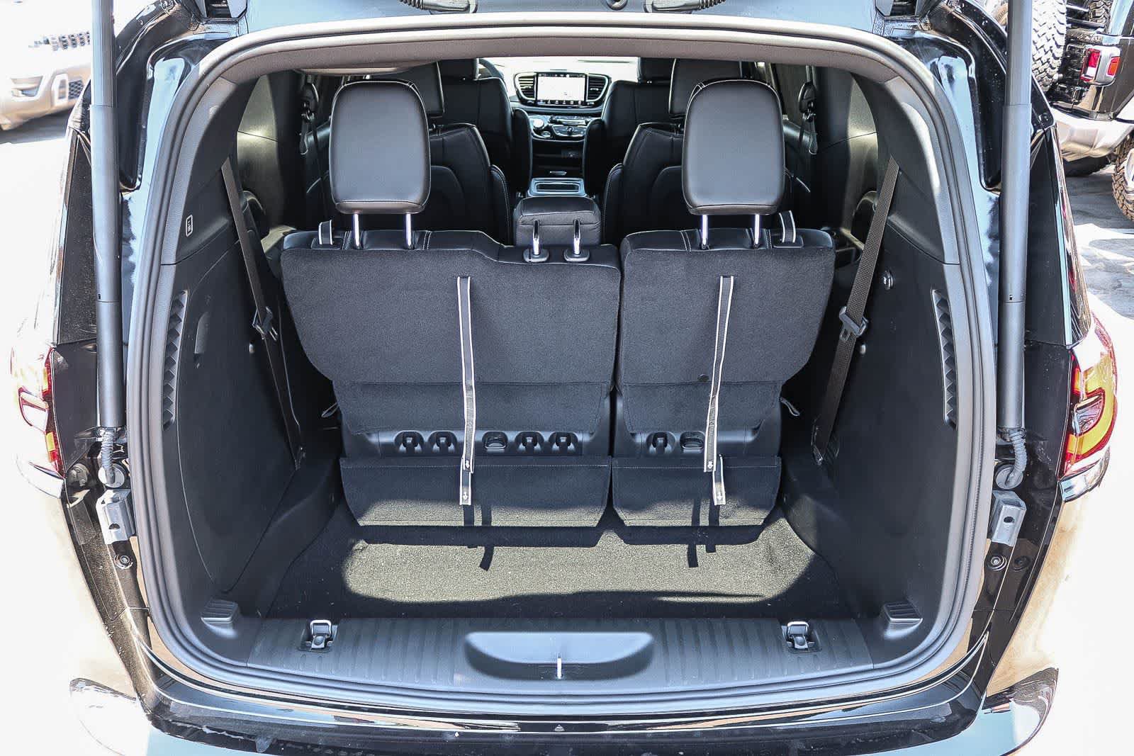 New 2027 Chrysler Pacifica Select FWD image 11