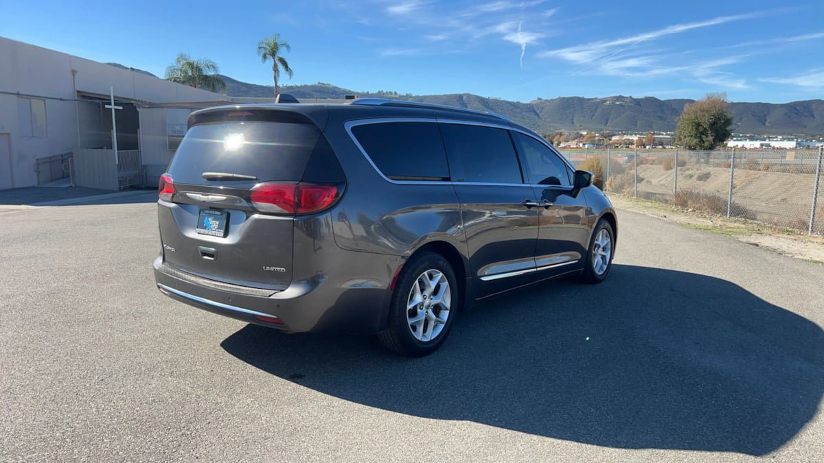 Used 2020 Chrysler Pacifica Limited image 6
