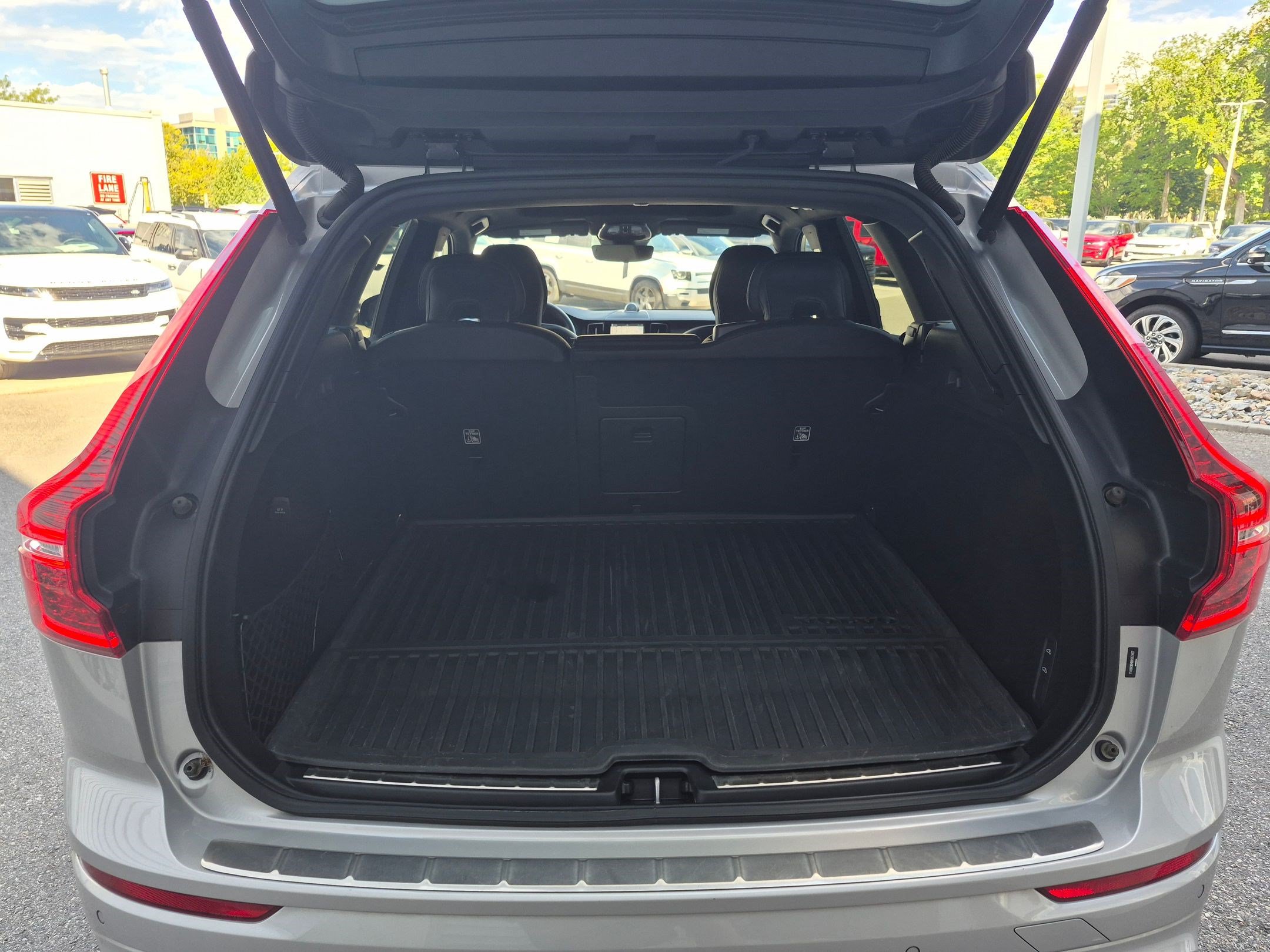 Used 2022 Volvo XC60 T8 R-Design w/ Advanced Package AWD/4WD image 26