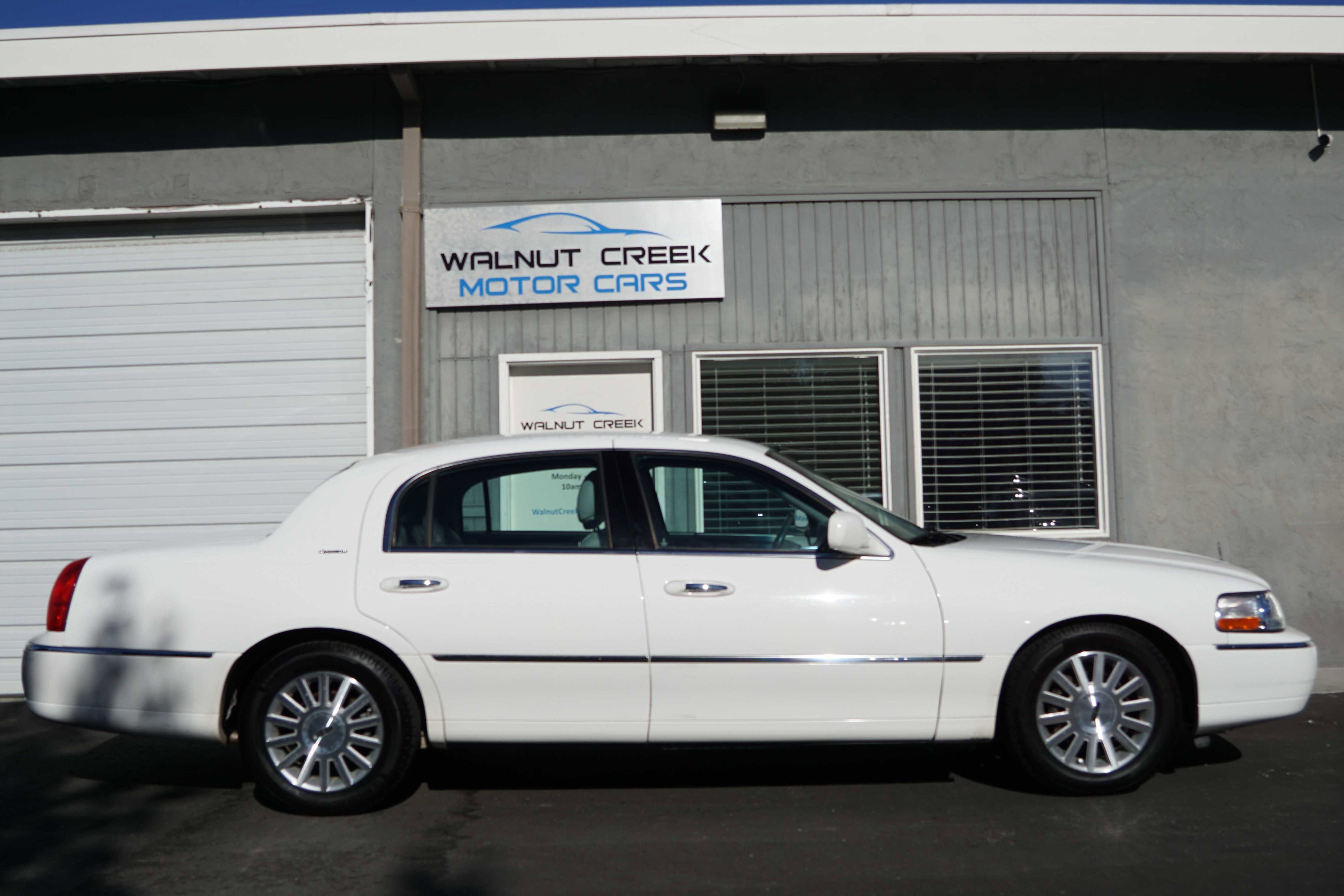 Used 2004 Lincoln Town Car Signature image 23