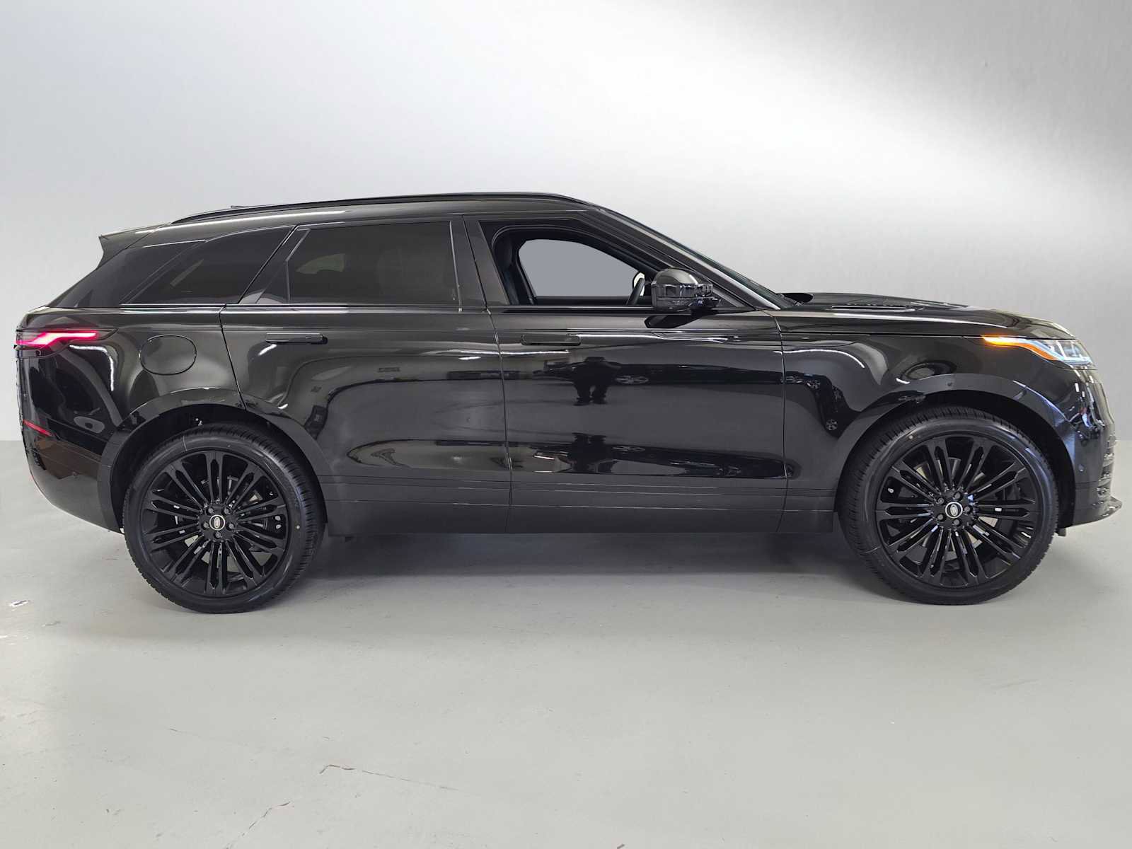New 2026 Land Rover Range Rover Velar Dynamic SE image 6
