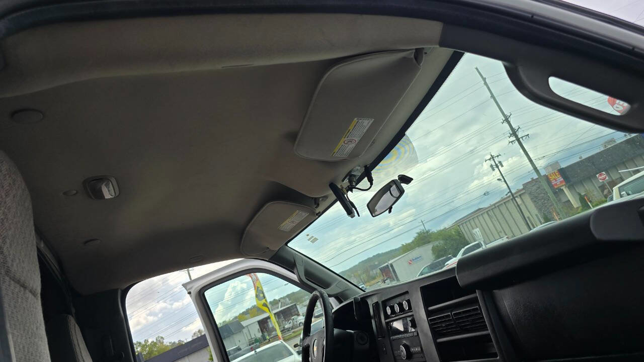 Used 2017 Chevrolet Express 3500 w/ Chrome Appearance Package image 43