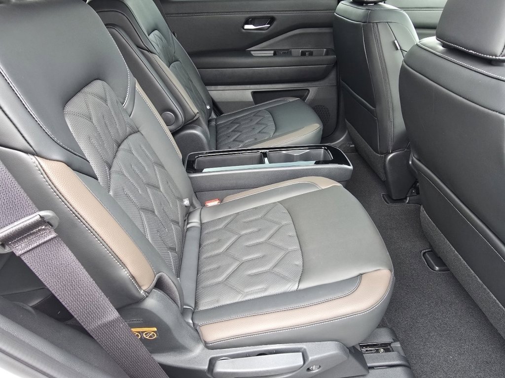 New 2026 Nissan Pathfinder Platinum image 14