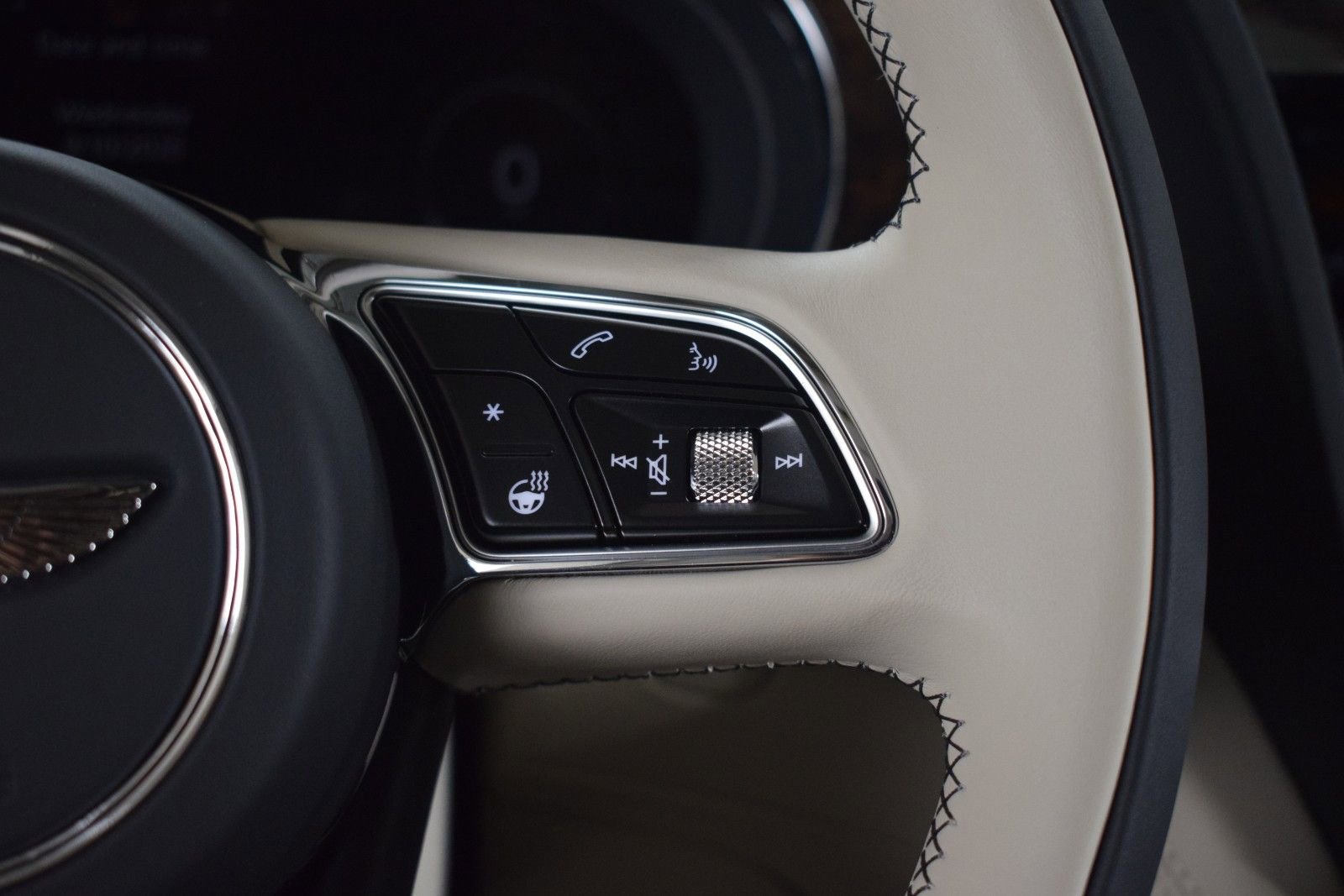 New 2025 Bentley Bentayga AWD/4WD image 30