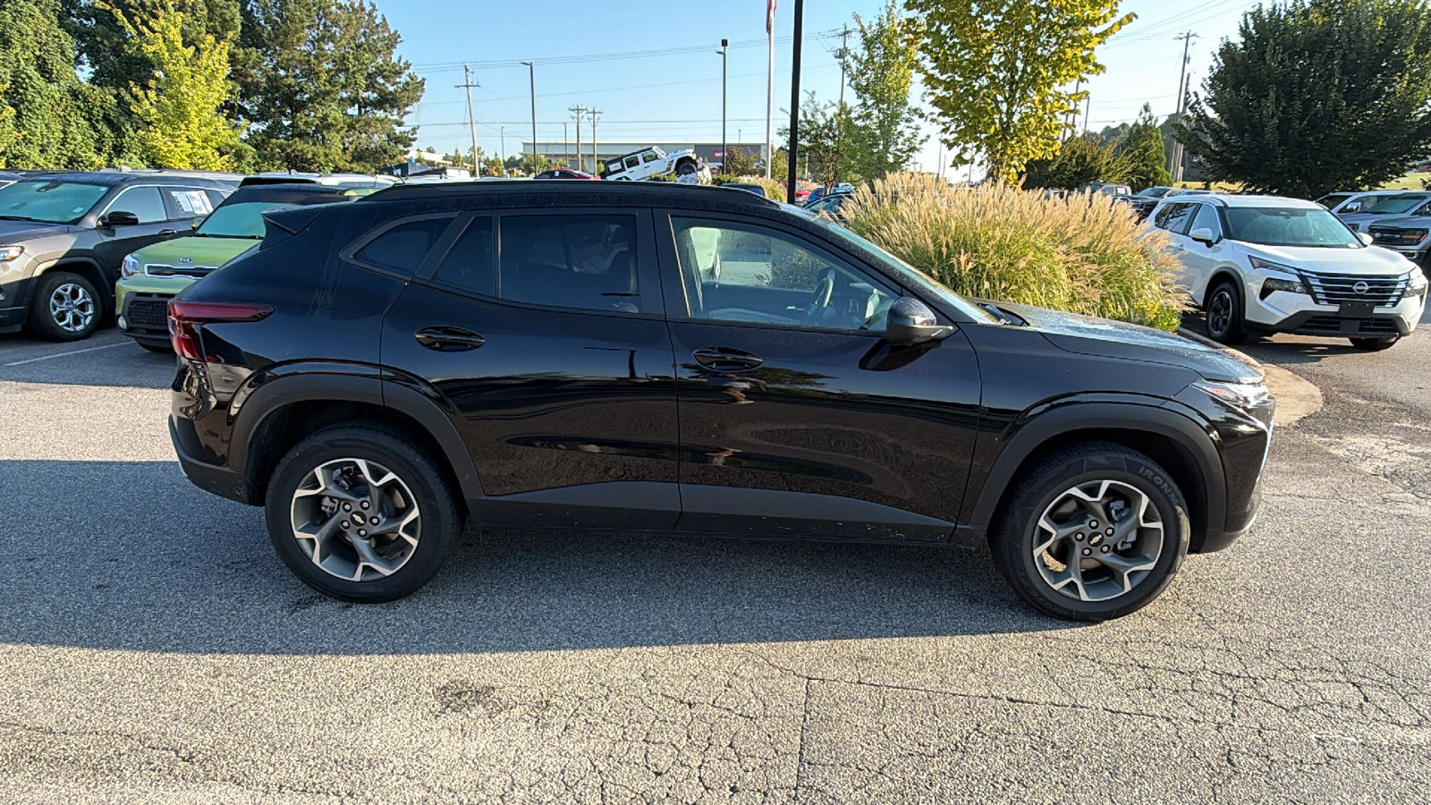 Used 2025 Chevrolet Trax LT FWD image 7
