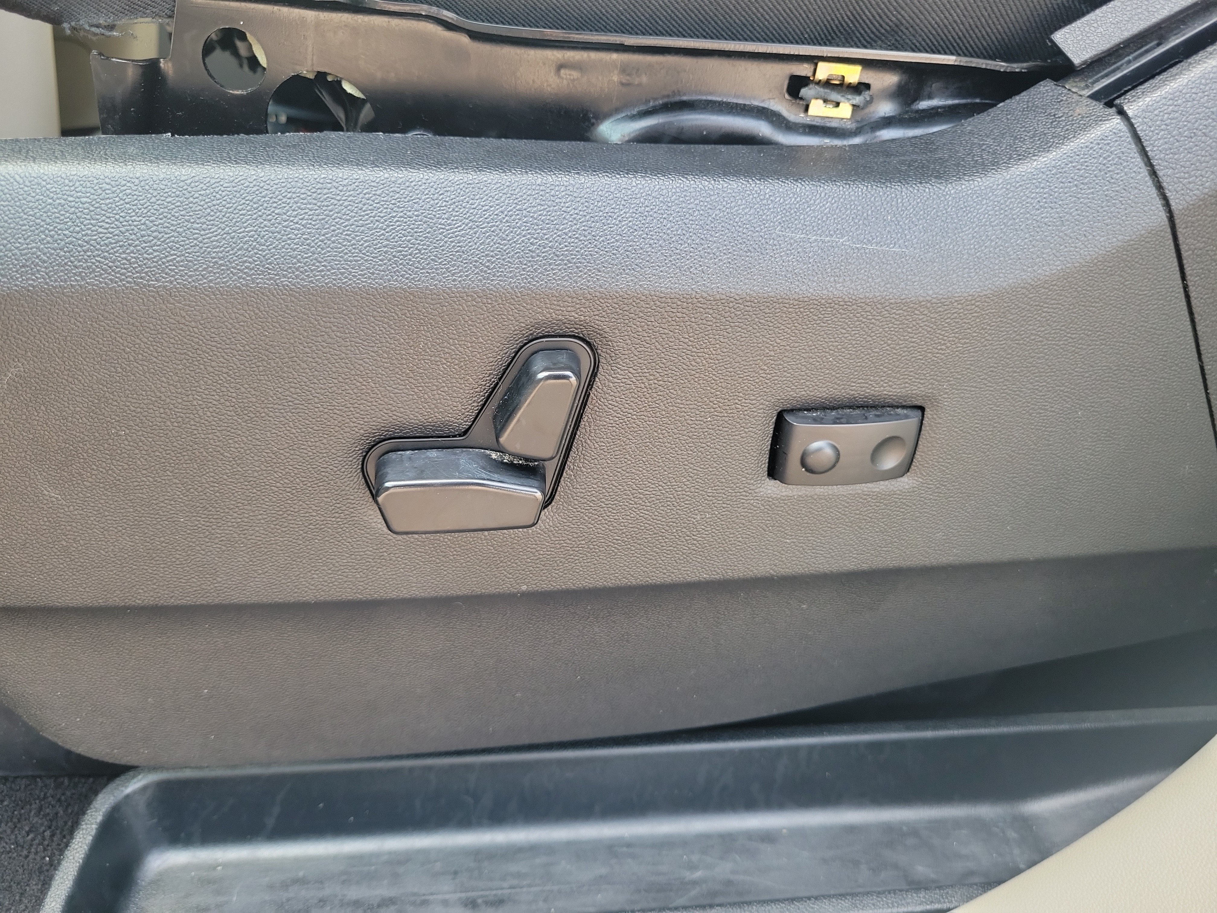 Used 2015 Chrysler Town & Country Touring-L w/ Driver Convenience Group FWD image 17